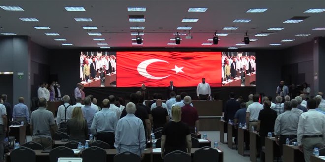 Mersin Bykehir Belediye Bakan Seer, kentin simge aacna zarar verenleri knad