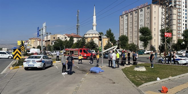 Çorum'da freni patlayan vincin kaldırımda çarptığı iki yaya hayatını kaybetti
