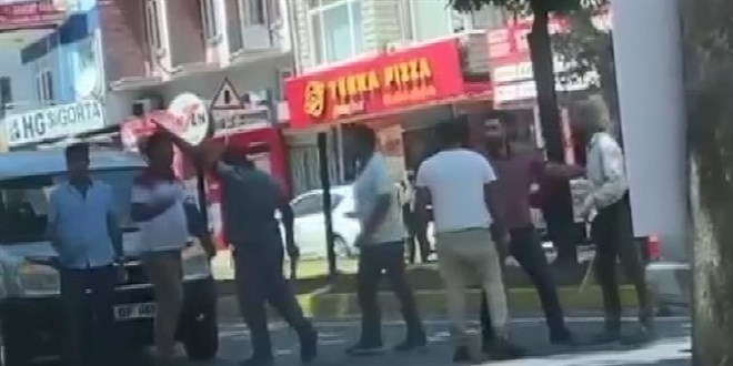 Trafikte tartan grup yolun ortasnda sopalarla birbirine girdi