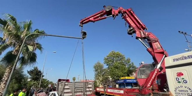 Mersin'de tıra çarpan otomobildeki 3 kişi öldü