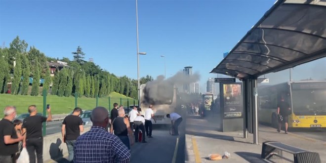 Kadıköy'de metrobüste çıkan yangın seferleri aksattı