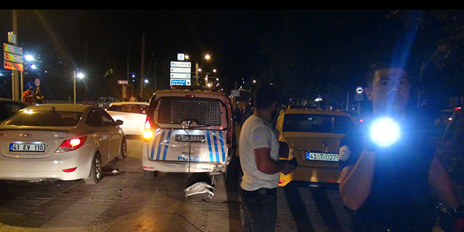 Kocaeli'de polis aracının karıştığı kazada 2 polis memuru yaralandı