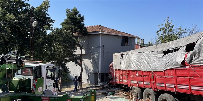 Kamyon gecekondunun üzerine düştü, 4 kişi yaralandı