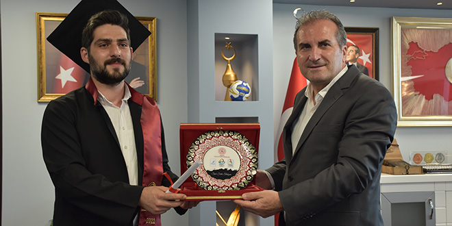 Gece çalışıp gündüz üniversiteye devam eden memur, tıp diplomasına kavuştu