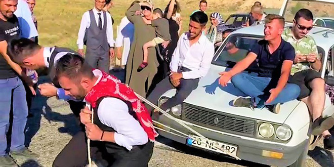 Damat ve sağdıcına eziyet olsun diye 1 tonluk aracı çektirdiler