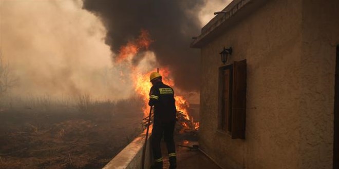 Midilli Adas'nda yangn: 450 kii tahliye edildi