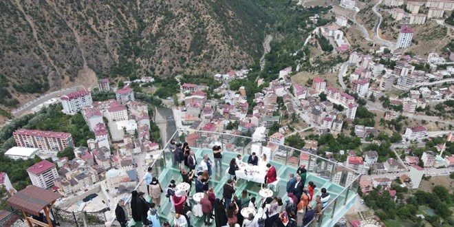 Askeri personelin nikahı 240 metre yükseklikte kıyıldı