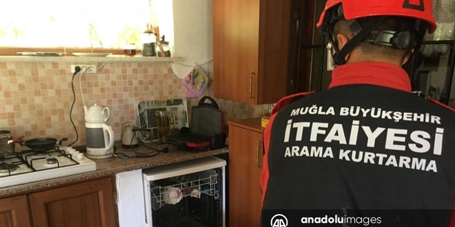 Muğla'da bulaşık makinesine giren yılanı itfaiye çıkardı