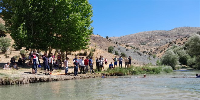 Adıyaman'da çaya giren amca ile yeğeni boğuldu