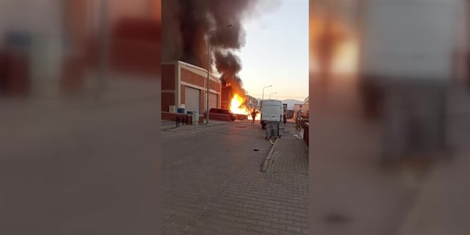 İzmir'de kimya imalathanesinde çıkan yangında 1 kişi öldü, 1 kişi yaralandı