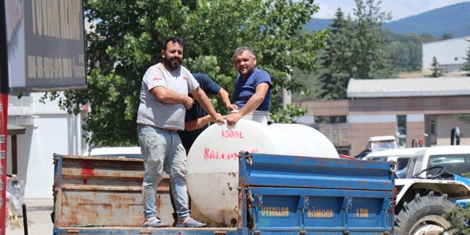 Su tankında sıkışınca ortaya komedi filmi gibi görüntüler çıktı
