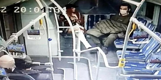 Metrobüste taciz edilen kadın tekmeler yağdırdı