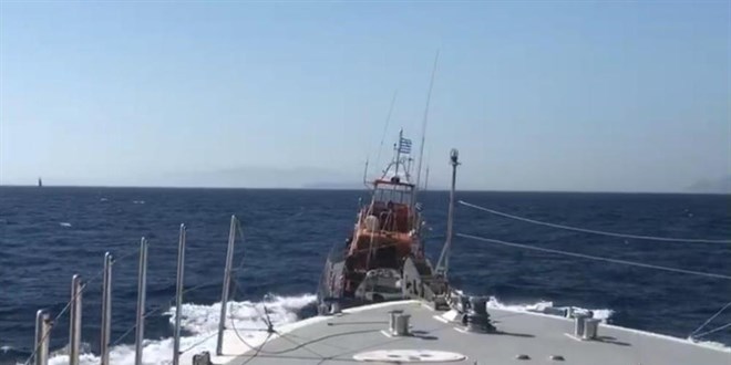 Yat yarna tacizde bulunan Yunan Sahil Gvenlik unsurunu Trk Sahil Gvenlii kovalad