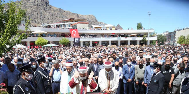 �ebinkarahisar Belediye Ba�kan� Y�lanc� topra�a verildi