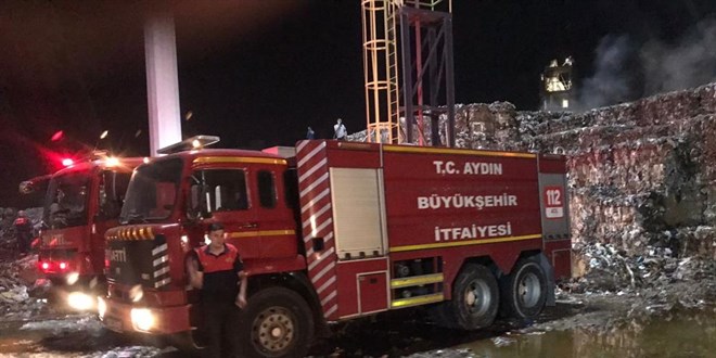 Kağıt fabrikasındaki yangın söndürülemiyor