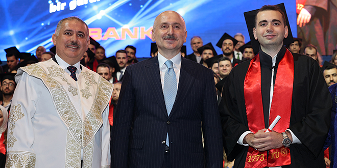 Bakan Karaismailoğlu, İTÜ'den mezun olan oğluna diplomasını verdi