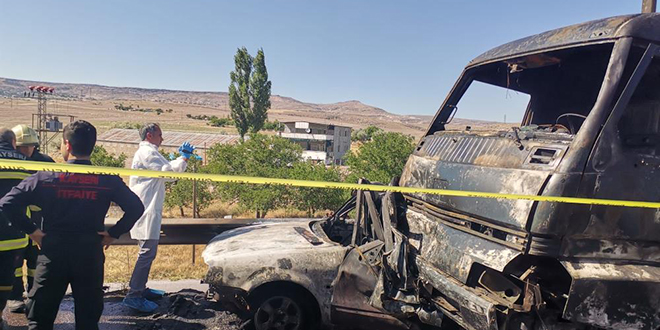 Park halindeki kamyon otomobile çarptı: 3 kişi yanarak can verdi