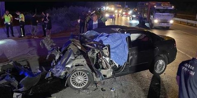 Bursa'da tırla çarpışan otomobildeki baba ve oğlu öldü, 2 kişi yaralandı