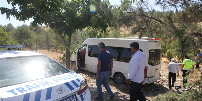 Şanlıurfa'da işçileri taşıyan minibüsün ağaca çarpması sonucu 12 kişi yaralandı