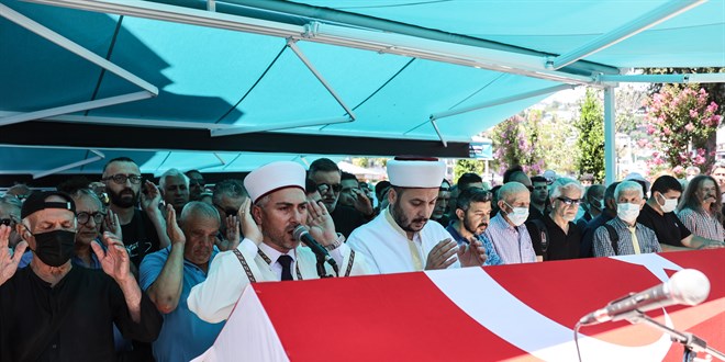 Sanatçı İlhan İrem son yolculuğuna uğurlandı