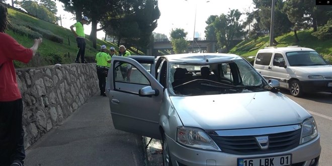 Köprüden atlayan kişi otomobilin üzerine düştü: 3 yaralı