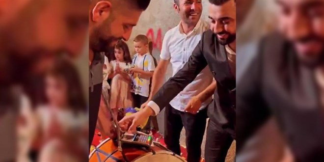 'Nakit yok' bahanesini duyan davulcu kredi kartıyla bahşiş topladı