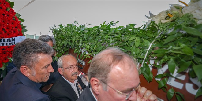 Kılıçdaroğlu, CHP Sözcüsü Faik Öztrak'ın annesinin cenaze törenine katıldı