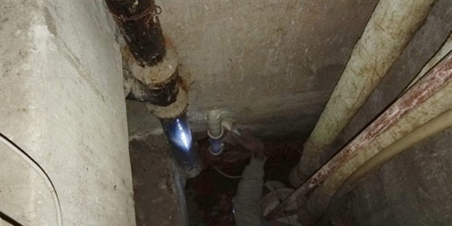 Anahtarını evde unuttu: Eve girmek isterken havalandırma boşluğuna düştü