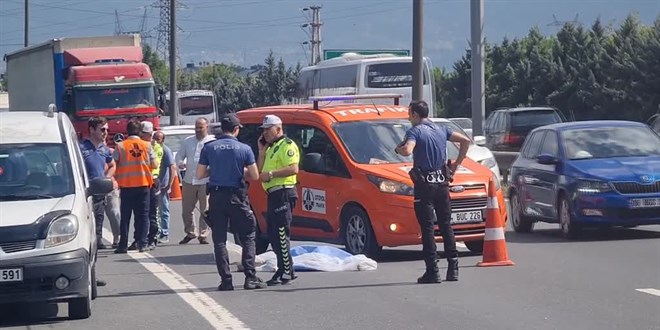 Kocaeli'de otoyolda aracının lastiğini onarmaya çalışan sürücüye kamyonet çarptı