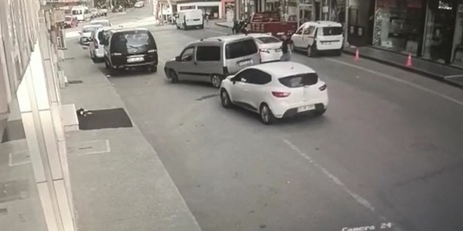 Dur ihtarına uymadı, araçla polise çarpıp kaçtı