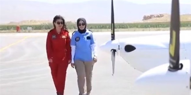 Anne kız aynı okulda pilotaj eğitimi alıyor