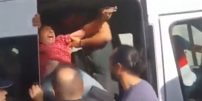 Parkta ağaç sökümüne başlayan ekiplere vatandaştan tepki