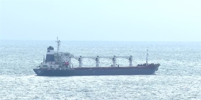 Odessa'dan gelen kuru yük gemisi İstanbul Boğazı girişinde bekliyor