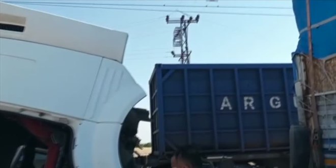 Malatya'da yük treniyle çarpışan tırın sürücüsü yaralandı