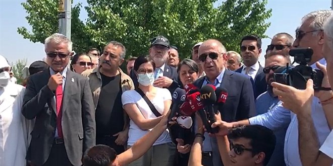 Ümit Özdağ, ÖSYM önünde açıklamalarda bulundu