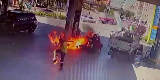 Benzin dolumu esnasında çakmak çaktı, alevlerin içinde kaldı