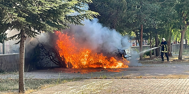 Müdür yardımcısına ait otomobil okulun bahçesinde yandı