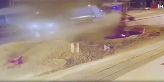 Ankara'da feci kaza: Motosikletli kurye açılan çukura düştü