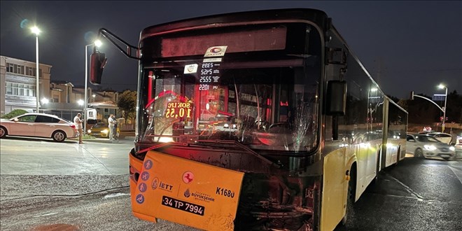 Arnavutköy'de İETT otobüsü ile iki araç çarpıştı, hamile kadın yaralandı