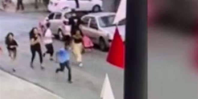 8-11 yaşlarındaki üç çocuk video için küçük çocuğun elini kesti!
