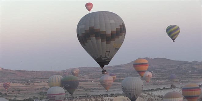 Kapadokya'nn ilk balon pilotu 35'nci yln gkyznde pasta keserek kutlad