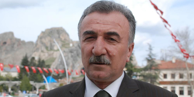İhaleleri eski şirketine verdiği iddia edildi, görevden alındı