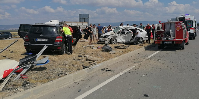 Çanakkale'de 2 otomobilin çarpıştığı kazada 2 kişi öldü