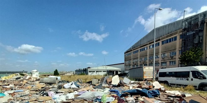 Arsa sahibi 12 yıllık mescidi yıktı, vatandaşlar enkazın önünde namaz kıldı