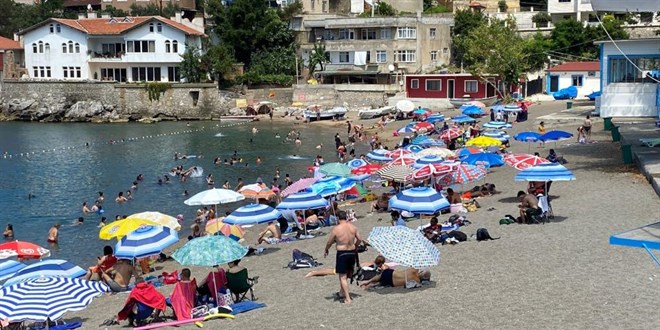 Burası ne Antalya ne de Bodrum: 100 bin kişi denize akın etti