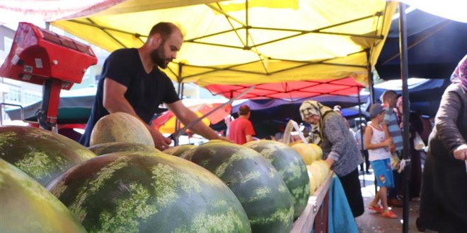 Pazarda fiyatlar dip yaptı: Karpuz 1,5, şeftali-salatalık 5 lira