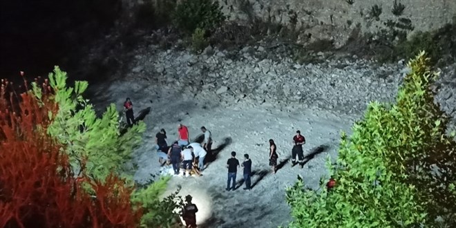 Muğla'da dere yatağına yuvarlanan otomobildeki 2 kişi öldü, 2 kişi yaralandı