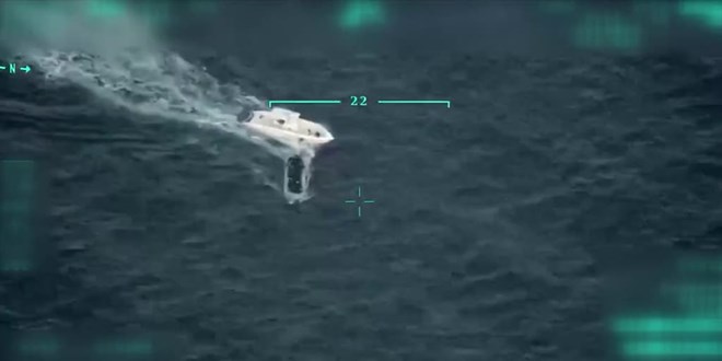 İHA, Yunanistan'ın düzensiz göçmenlerin botunu geri ittiği anları görüntüledi