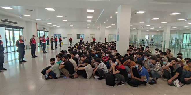Sınır dışı edilecek 226 Afganistan uyruklu Kırklareli'nden gönderildi