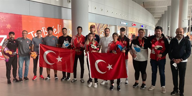 Dünya Şampiyonası'nda tarihi başarı elde eden genç atletler yurda döndü